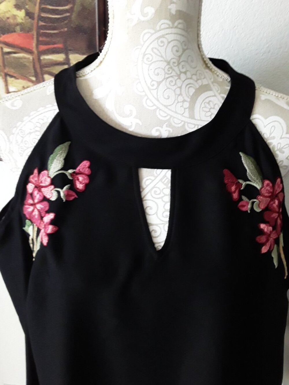 Thalia Sodi lovely floral embroidered cold shoulder top size L